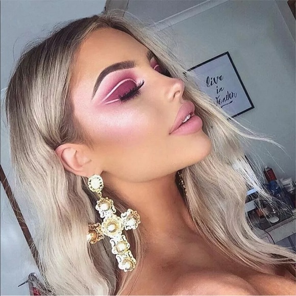 Charlie💋s Jewelry - ✨GOLDEN CROSS✨GORGEOUS UNIQUE STUD EARRINGS✨NEW‎